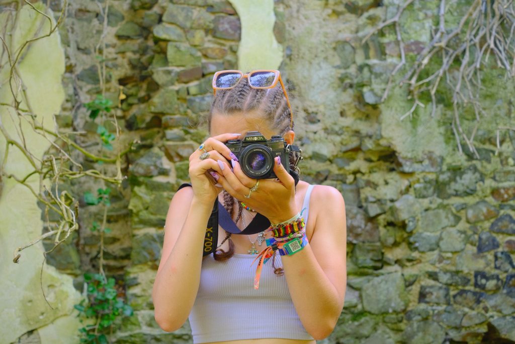 Minolta X-700 tenu en main, prêt à être essayé